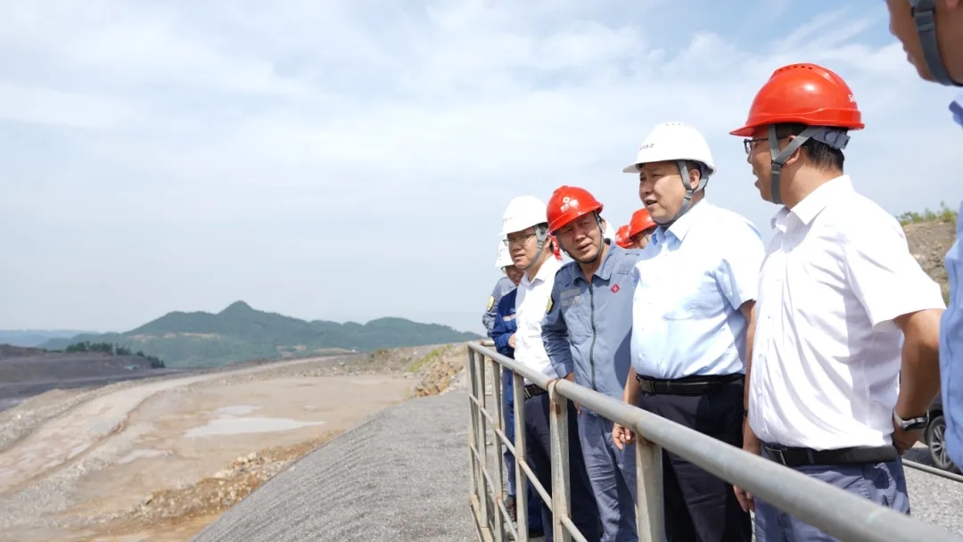 公司总裁、党委副书记孟文旺走访东方希望重庆水泥有限公司